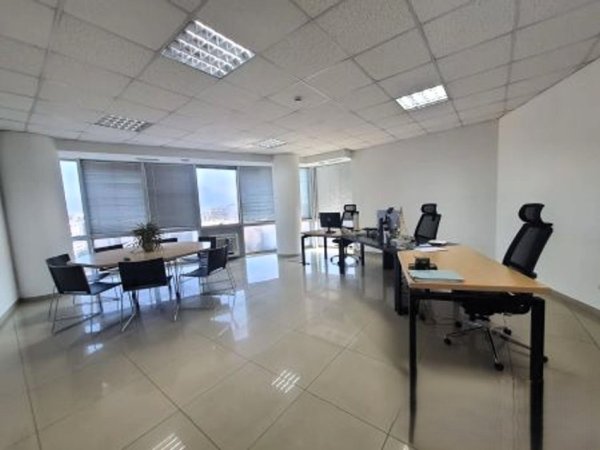 Tirane, jepet me qera zyre Kati 10, 202 m² 2.400 € (rruga e dibres)