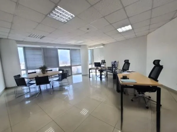 Tirane, jepet me qera zyre Kati 10, 202 m² 2.400 € (rruga e dibres)