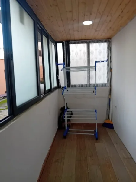 Tirane, jepet me qera apartament 1+1 Kati 2, 65 m² 500 € (Midis Medreses dhe Stacionit të Trenit)