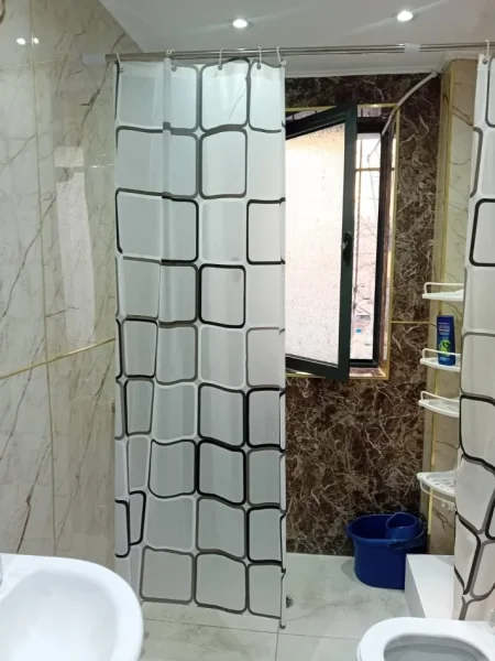 Tirane, jepet me qera apartament 1+1 Kati 2, 65 m² 500 € (Midis Medreses dhe Stacionit të Trenit)