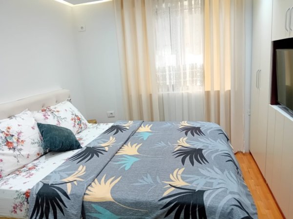 Tirane, jepet me qera apartament 1+1 Kati 2, 65 m² 500 € (Midis Medreses dhe Stacionit të Trenit)