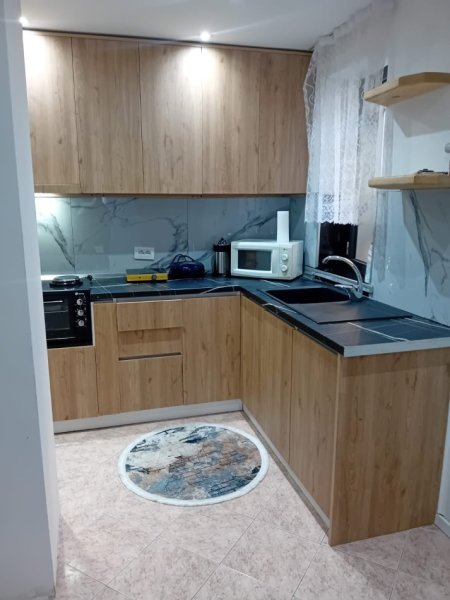 Tirane, jepet me qera apartament 1+1 Kati 2, 65 m² 500 € (Midis Medreses dhe Stacionit të Trenit)