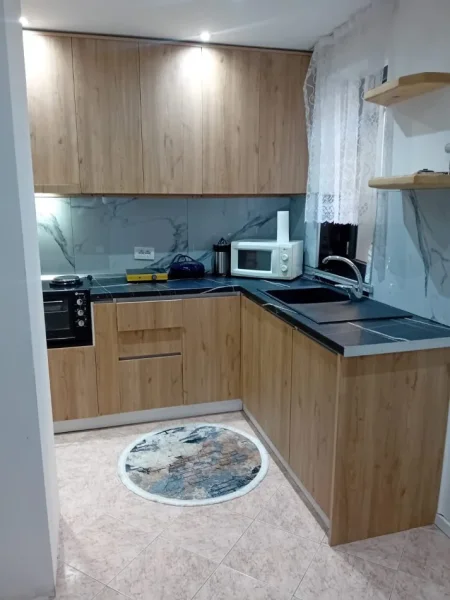 Tirane, jepet me qera apartament 1+1 Kati 2, 65 m² 500 € (Midis Medreses dhe Stacionit të Trenit)