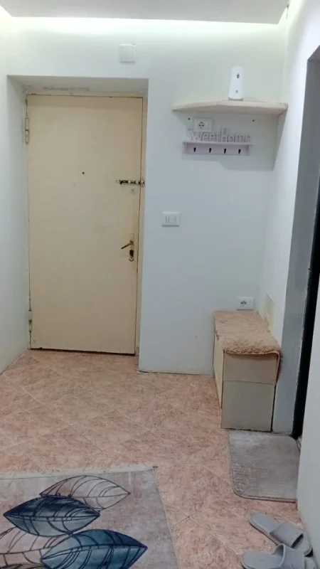 Tirane, jepet me qera apartament 1+1 Kati 2, 65 m² 500 € (Midis Medreses dhe Stacionit të Trenit)