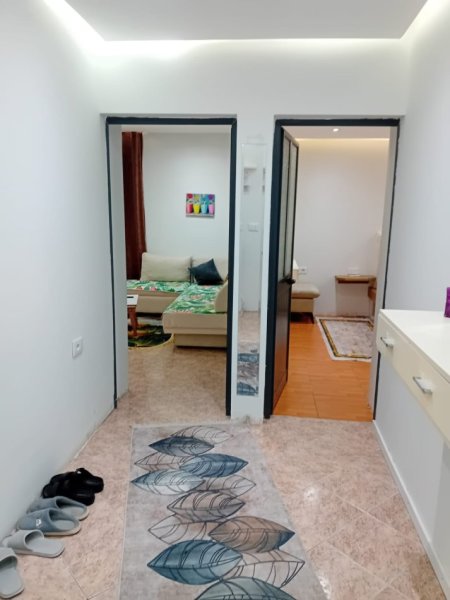 Tirane, jepet me qera apartament 1+1 Kati 2, 65 m² 500 € (Midis Medreses dhe Stacionit të Trenit)