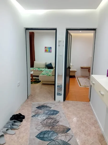 Tirane, jepet me qera apartament 1+1 Kati 2, 65 m² 500 € (Midis Medreses dhe Stacionit të Trenit)
