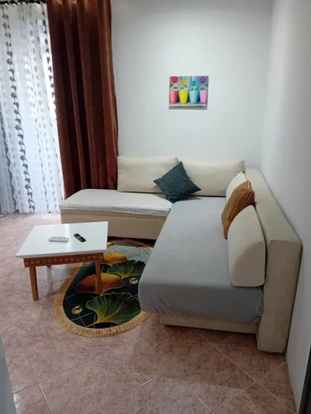 Tirane, jepet me qera apartament 1+1 Kati 2, 65 m² 500 € (Midis Medreses dhe Stacionit të Trenit)