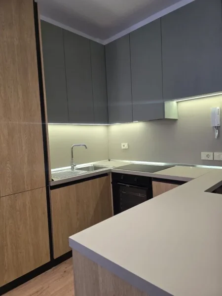 Tirane, jepet me qera apartament 1+1 , 75 m² 850 € (Mine Peza)