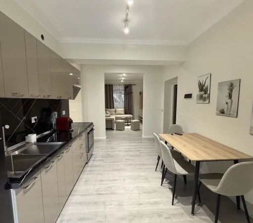 Tirane, jepet me qera apartament 2+1 Kati 1, 80 m² 850 € (BLLOKU)