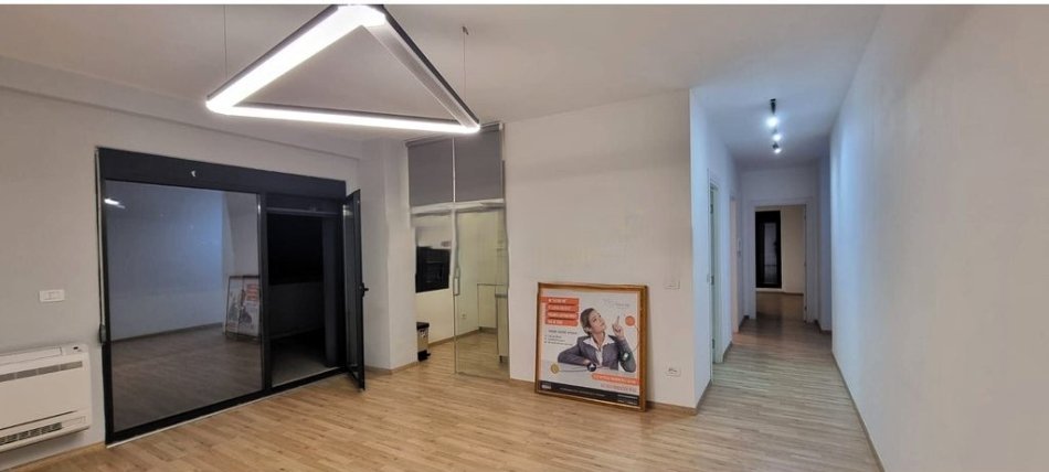 Tirane, jepet me qera zyre Kati 4, 135 m² 1.090 € (rruga e elbasanit)