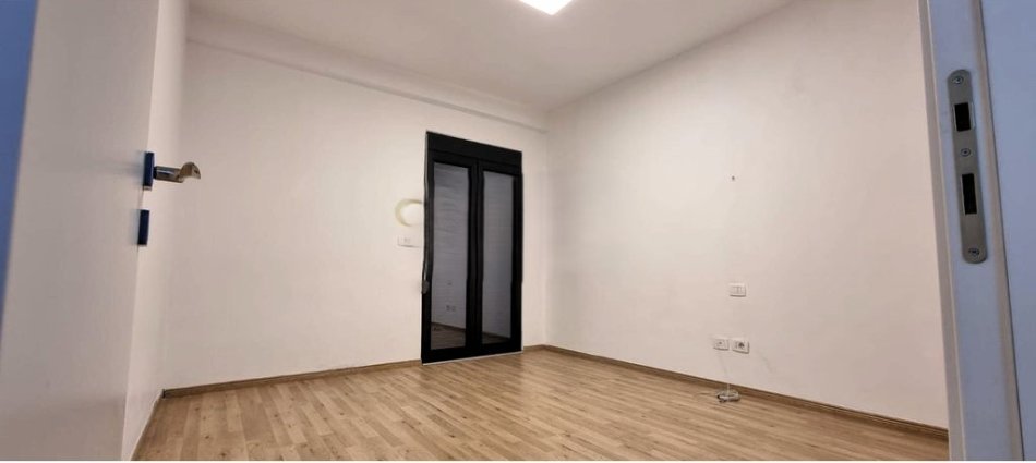 Tirane, jepet me qera zyre Kati 4, 135 m² 1.090 € (rruga e elbasanit)