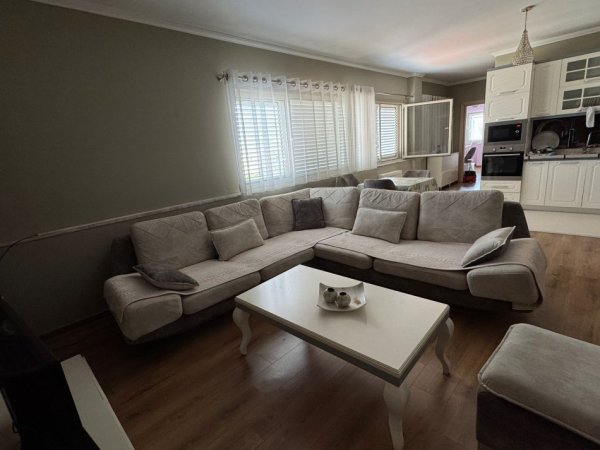 Tirane, jepet me qera 2+1+Ballkon , 95 m² 550 € (Yzberisht (Pallati Dilo))