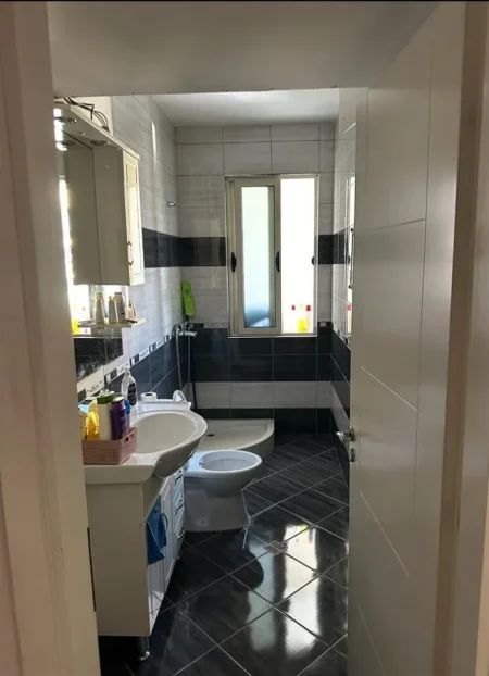 Tirane, jepet me qera apartament 2+1 Kati 4, 90 m² 500 € (Bulevardi Migjeni Astir)