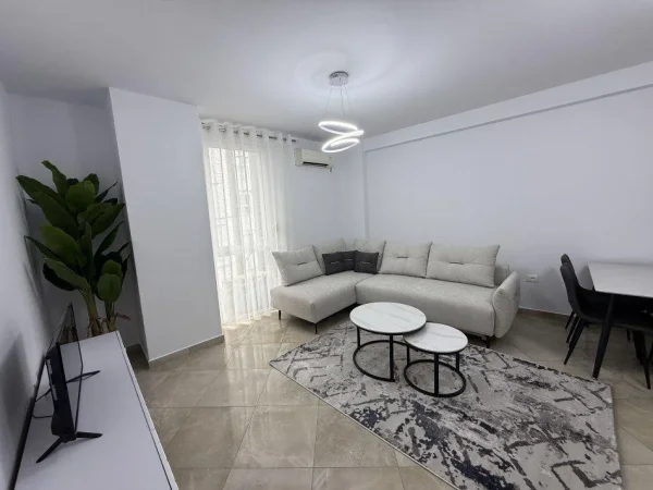 Tirane, jepet me qera apartament 2+1+Ballkon Kati 4, 85 m² 1.000 € (RRUGA E BARRIKADAVE)