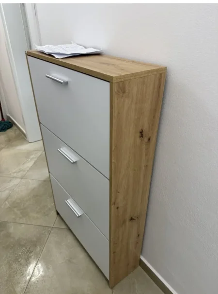 Tirane, ofertë Mobilje për këpucë 50 €