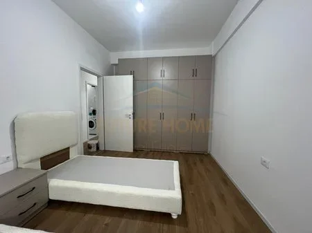 Tirane, jepet me qera apartament 2+1+Ballkon Kati 2, 110 m² 630 € (Fresku)