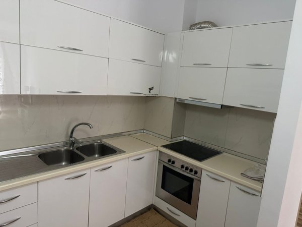 Tirane, jepet me qera apartament 1+1 Kati 4, 70 m² 500 € (RRUGA E KAVAJES)