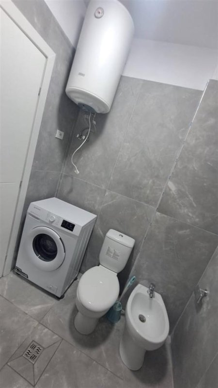 Tirane, jepet me qera apartament 1+1+Ballkon Kati 8, 70 m² 400 € (Bulevardi Blu Kamez)