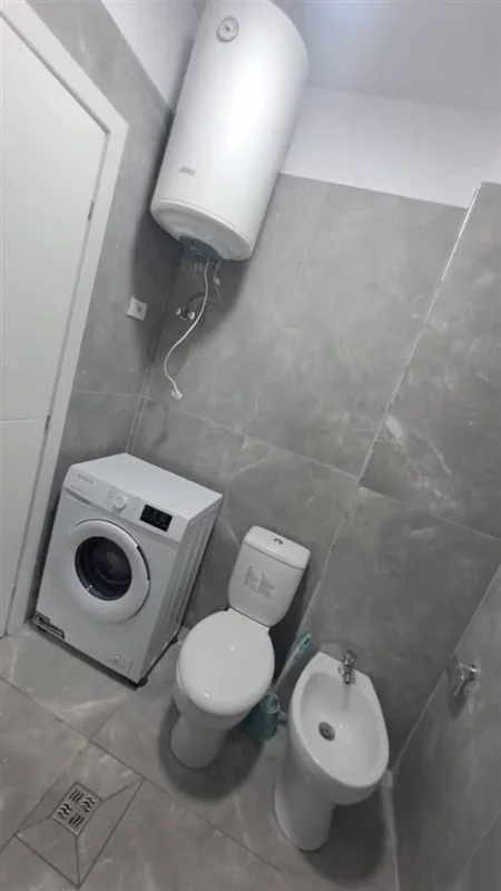 Tirane, jepet me qera apartament 1+1+Ballkon Kati 8, 70 m² 400 € (Bulevardi Blu Kamez)