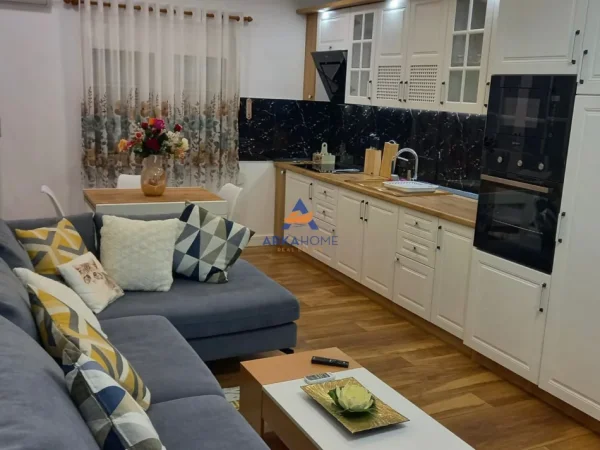 Tirane, jepet me qera apartament 1+1+Ballkon Kati 4, 70 m² 779 € 