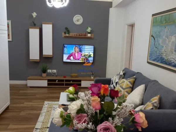 Tirane, jepet me qera apartament 1+1+Ballkon Kati 4, 70 m² 779 € 