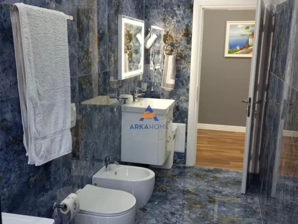 Tirane, jepet me qera apartament 1+1+Ballkon Kati 4, 70 m² 779 € 