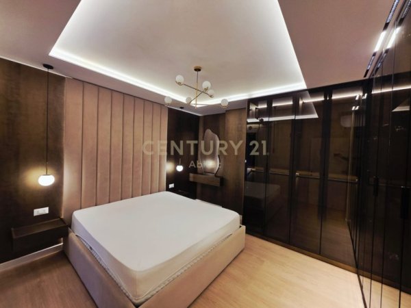 Tirane, jepet me qera apartament 3+1 Kati 5, 120 m² 1.800 € 