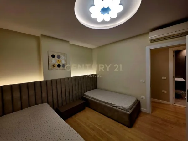 Tirane, jepet me qera apartament 3+1 Kati 5, 120 m² 1.800 € 