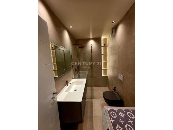 Tirane, jepet me qera apartament 3+1 Kati 5, 120 m² 1.800 € 