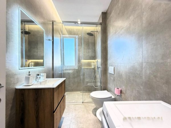 Tirane, jepet me qera apartament 1+1 Kati 4, 75 m² 800 € (pazari i ri)