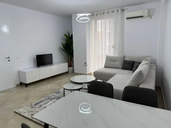 Tirane, jepet me qera apartament 2+1 Kati 4, 86 m² 85.000 LEKE (RRUGA E BARRIKADAVE)