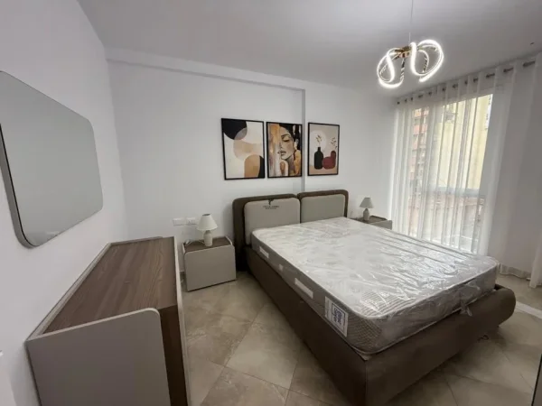 Tirane, jepet me qera apartament 2+1 Kati 4, 86 m² 85.000 LEKE (RRUGA E BARRIKADAVE)