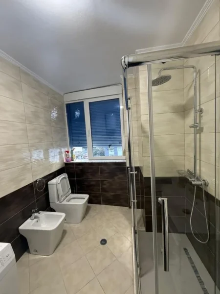 Tirane, jepet me qera apartament 2+1 Kati 4, 86 m² 85.000 LEKE (RRUGA E BARRIKADAVE)