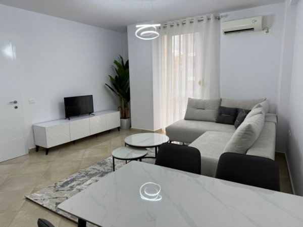Tirane, jepet me qera apartament 2+1 Kati 4, 85 m² 1.000 € (qender)