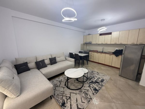 Tirane, jepet me qera apartament 2+1 Kati 4, 85 m² 1.000 € (qender)