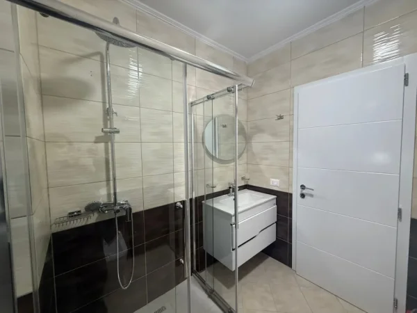 Tirane, jepet me qera apartament 2+1 Kati 4, 85 m² 1.000 € (qender)