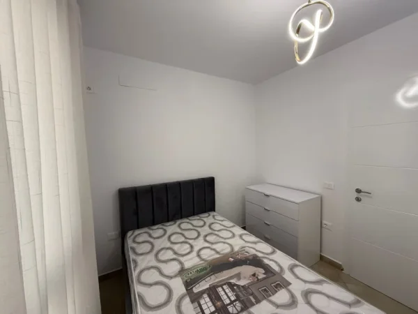 Tirane, jepet me qera apartament 2+1 Kati 4, 85 m² 1.000 € (qender)