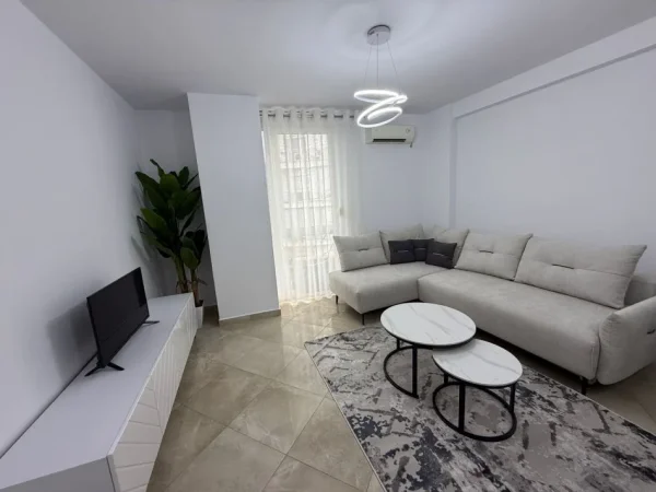 Tirane, jepet me qera apartament 2+1 Kati 4, 85 m² 1.000 € (qender)