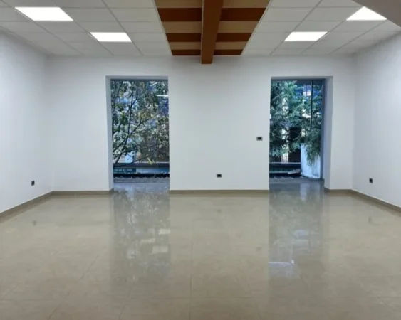 Tirane, jepet me qera ambjent biznesi Kati 1, 100 m² 1.000 € (ish blloku)