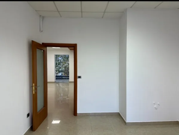 Tirane, jepet me qera apartament 1+1+Aneks+Ballkon Kati 1, 100 m² 1.000 € (ish blloku)