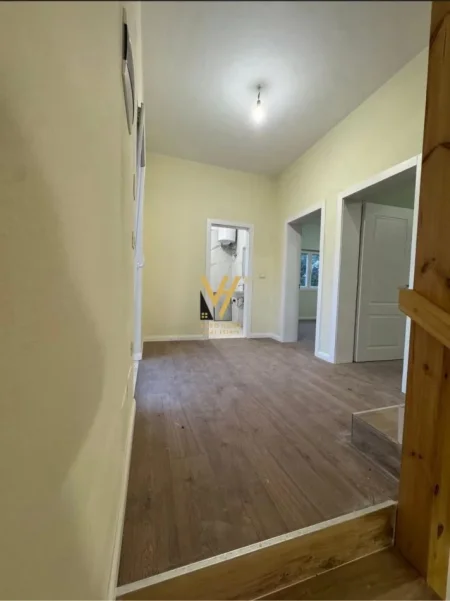 Tirane, jepet me qera apartament 3 Katshe Kati 0, 214 m² 1.100 € (KOMBINAT)