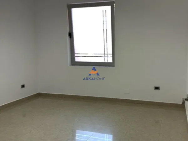 Tirane, jepet me qera ambjent biznesi Kati 2, 100 m² 1.000 € 
