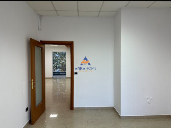 Tirane, jepet me qera ambjent biznesi Kati 2, 100 m² 1.000 € 