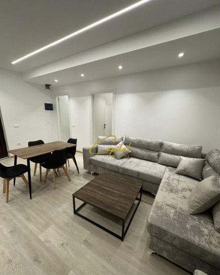 Tirane, jepet me qera apartament 1+1 Kati 1, 55 m² 700 € (ZOGU I ZI)