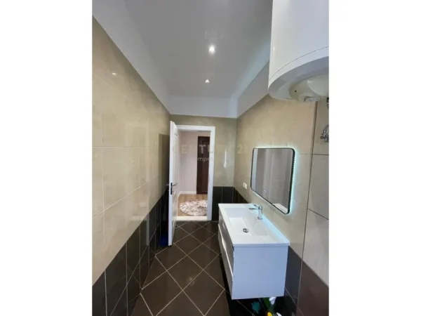 Tirane, jepet me qera apartament 1+1+Ballkon Kati 3, 71 m² 121.000 € (astir nela 5)