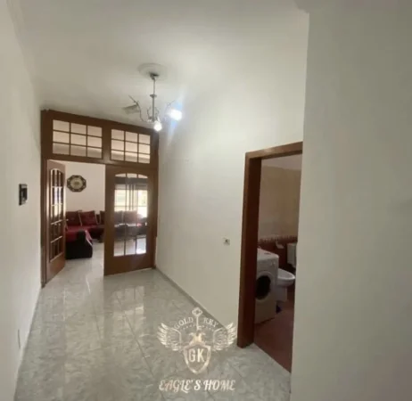 Durres, jepet me qera apartament 2+1+Aneks Kati 8, 300 € (TRREGU FRUTA PERIME)