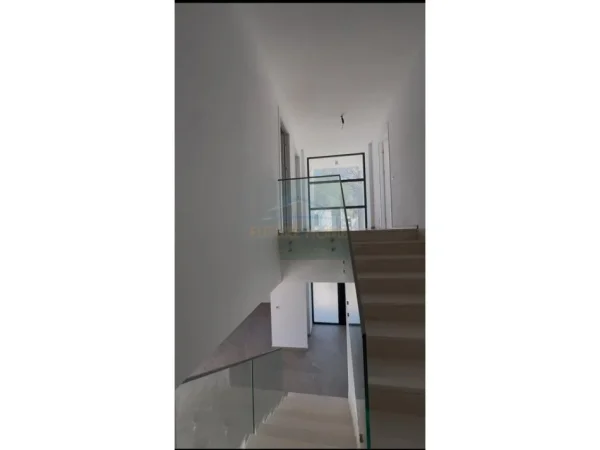 Durres, shitet Vile 4+1 Kati 2, 617 m² 1.100.000 € (Kompleksi "San Pietro", Gjiri i Lalëzit)