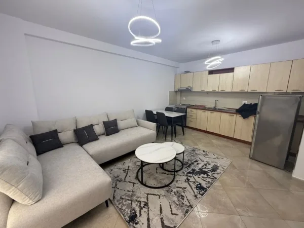 Tirane, jepet me qera apartament 2+1 Kati 4, 85 m² 1.000 € (ish stacioni i trenit)