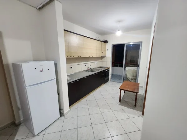Tirane, jepet me qera apartament 2+1+Ballkon Kati 1, 97 m² 380 € (Foto Xhavella, pallati perball lokal 2 palma)