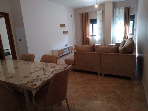 Tirane, jepet me qera apartament 2+1 Kati 7, 95 m² 500 € (Përballë shkollës Vaçe Zela)